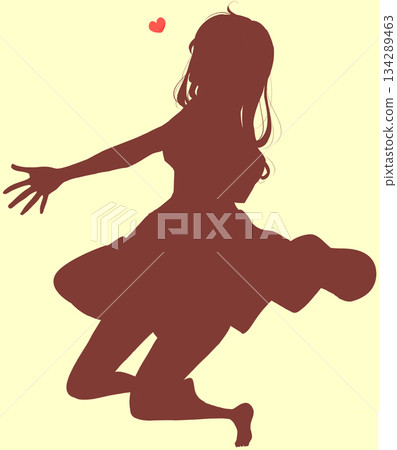 快樂的女人張開雙臂，充滿愛意，展現出完整的身形輪廓 134289463