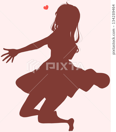 快樂的女人張開雙臂，充滿愛意，展現出完整的身形輪廓 134289464