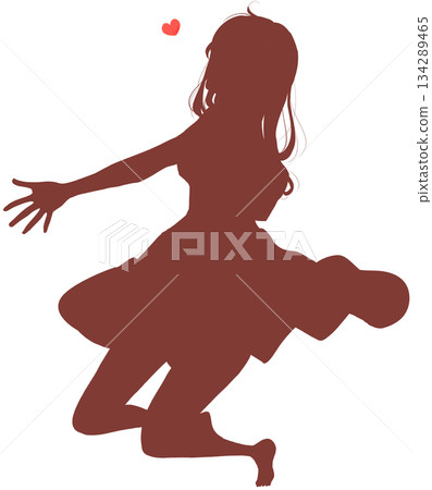 快樂的女人張開雙臂，充滿愛意，展現出完整的身形輪廓 134289465