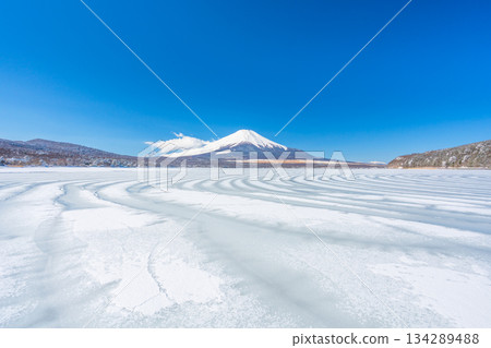 山中湖積雪異常現象“冰峰”和富士山 134289488