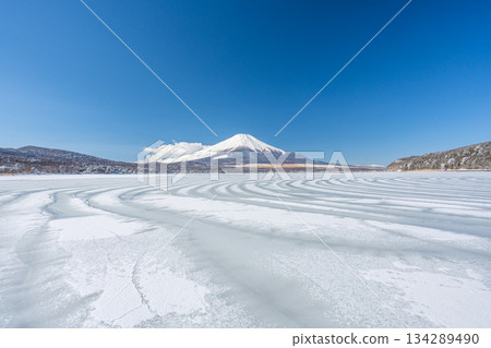 Lake Yamanaka snow unusual phenomenon "ice crest" and Mt. Fuji 134289490