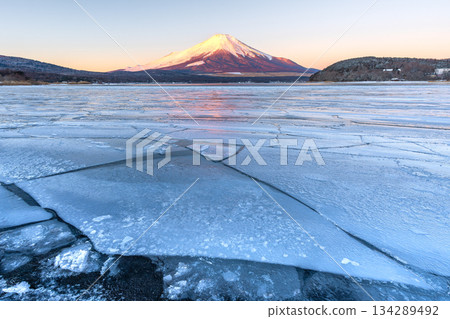 紅富士 山中湖 結冰的紅富士 134289492