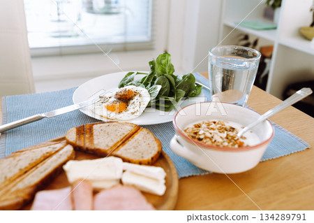 healthy eating breakfast 134289791