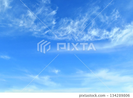 冬日藍天，飄逸的天空圖案 - 4 片寬（固定照片） 134289806