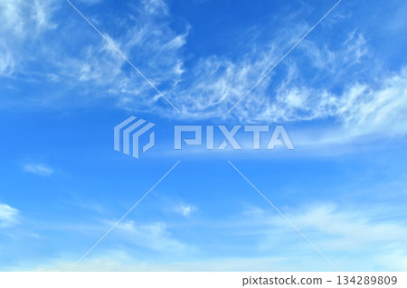 Winter blue sky with flowing patterns (photo by fix) 134289809