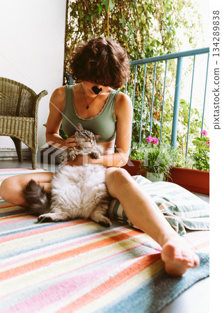 spend time with your pet cat 134289838