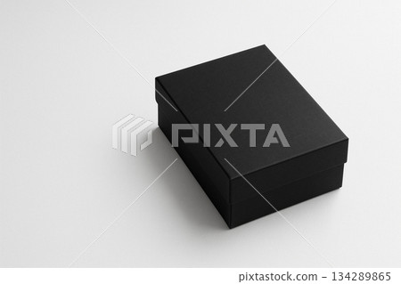白色背景上的黑色包裝盒模型 134289865