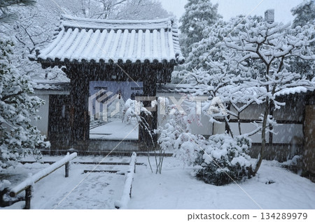 Zenkyoan at Kenninji Temple in winter 134289979