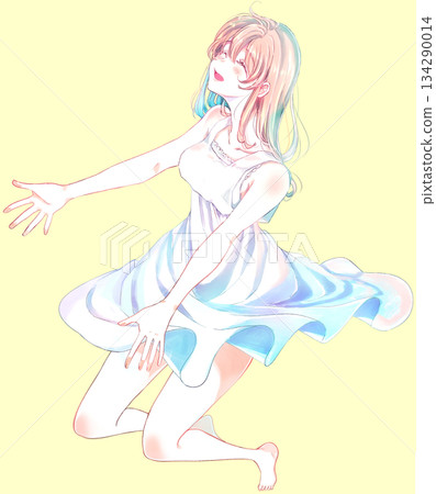 微笑的女子張開雙臂,全身照 微笑的女子張開雙臂,全身照 134290014
