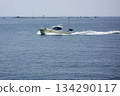 Zushi City, Kanagawa Prefecture: Zushi/Hayama: A small boat sails lightly off the coast of Hayama on a midsummer day. 134290117