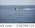 Zushi City, Kanagawa Prefecture: Zushi/Hayama: A small boat sails lightly off the coast of Hayama on a midsummer day. 134290118