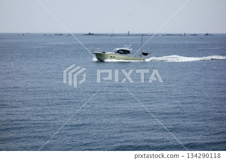 Zushi City, Kanagawa Prefecture: Zushi/Hayama: A small boat sails lightly off the coast of Hayama on a midsummer day. Zushi City, Kanagawa Prefecture: Zushi/Hayama: A small boat sails lightly off the coast of Hayama on a midsummer day. 134290118