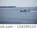 Zushi City, Kanagawa Prefecture: Zushi/Hayama: A small boat sails lightly off the coast of Hayama on a midsummer day. 134290120