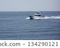 Zushi City, Kanagawa Prefecture: Zushi/Hayama: A small boat sails lightly off the coast of Hayama on a midsummer day. 134290121
