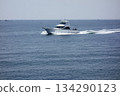 Zushi City, Kanagawa Prefecture: Zushi/Hayama: A small boat sails lightly off the coast of Hayama on a midsummer day. 134290123