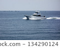 Zushi City, Kanagawa Prefecture: Zushi/Hayama: A small boat sails lightly off the coast of Hayama on a midsummer day. 134290124