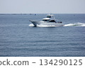 Zushi City, Kanagawa Prefecture: Zushi/Hayama: A small boat sails lightly off the coast of Hayama on a midsummer day. 134290125