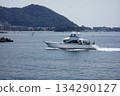 Zushi City, Kanagawa Prefecture: Zushi/Hayama: A small boat sails lightly off the coast of Hayama on a midsummer day. 134290127