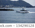 Zushi City, Kanagawa Prefecture: Zushi/Hayama: A small boat sails lightly off the coast of Hayama on a midsummer day. 134290128