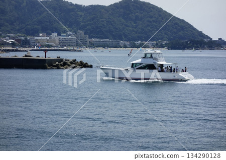 神奈川縣逗子市：逗子/葉山：盛夏的一天，一艘小船在葉山海岸輕快地航行。 134290128