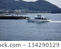 Zushi City, Kanagawa Prefecture: Zushi/Hayama: A small boat sails lightly off the coast of Hayama on a midsummer day. 134290129