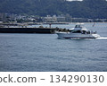Zushi City, Kanagawa Prefecture: Zushi/Hayama: A small boat sails lightly off the coast of Hayama on a midsummer day. 134290130