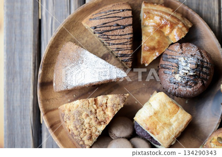 相思木盤上擺放著各種烘焙食品 134290343