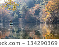 秋葉開始的湖 134290369