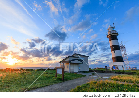 秋田縣男鹿市入渡崎燈塔的日落和秋景 134290452