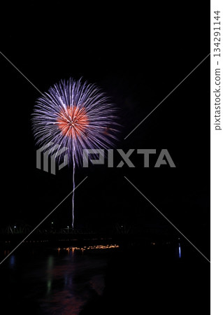 煙花反映在水中 煙花反映在水中 134291144