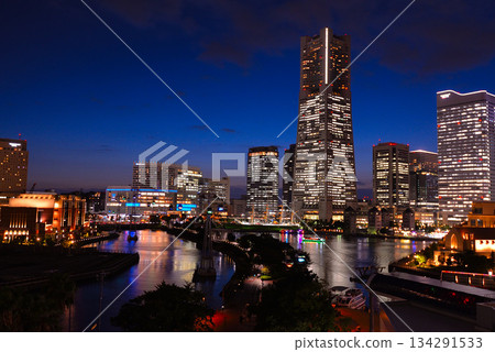 從 Navios Yokohama 看到的港未來夜景(神奈川縣橫濱市) 從 Navios Yokohama 看到的港未來夜景(神奈川縣橫濱市) 134291533