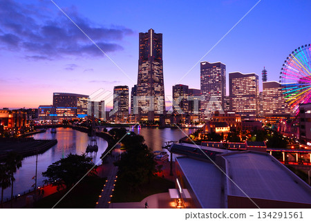 從 Navios Yokohama 看到的港未來夜景(神奈川縣橫濱市) 從 Navios Yokohama 看到的港未來夜景(神奈川縣橫濱市) 134291561