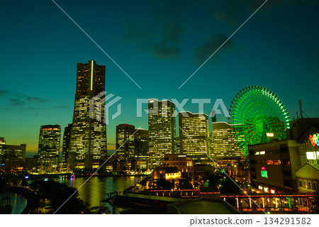 從 Navios Yokohama 看到的港未來夜景(神奈川縣橫濱市) 從 Navios Yokohama 看到的港未來夜景(神奈川縣橫濱市) 134291582