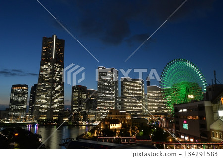 從 Navios Yokohama 看到的港未來夜景(神奈川縣橫濱市) 從 Navios Yokohama 看到的港未來夜景(神奈川縣橫濱市) 134291583