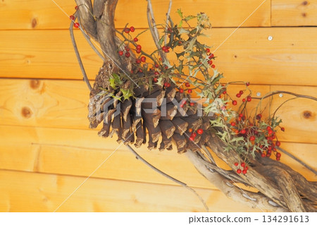 入口處擺放著松果，冬日景色 134291613