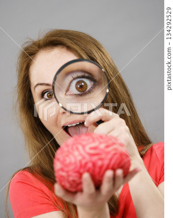 Woman magnifying brain 134292529