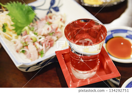 新鮮炙烤魚(配上蔥花和紫蘇葉) 新鮮炙烤魚(配上蔥花和紫蘇葉) 134292751