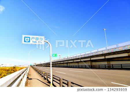 Sasame Bridge / Arakawa River (upstream sidewalk) Looking towards Saitama Prefecture [November 2025] 134293939