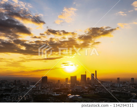 從埼玉縣美沼稻田和埼玉新都市中心俯瞰日落美景 從埼玉縣美沼稻田和埼玉新都市中心俯瞰日落美景 134294311