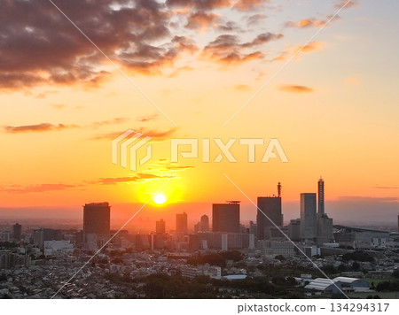 從埼玉縣美沼稻田和埼玉新都市中心俯瞰日落美景 134294317