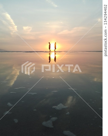 越南海邊的清晨:一個鏡中世界 越南海邊的清晨:一個鏡中世界 134294402