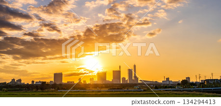 從美沼稻田和埼玉新都市中心看到的「埼玉縣」日落 134294413