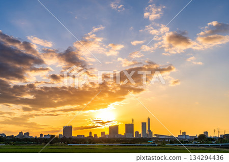 從埼玉縣美沼稻田和埼玉新都市中心俯瞰日落美景 從埼玉縣美沼稻田和埼玉新都市中心俯瞰日落美景 134294436