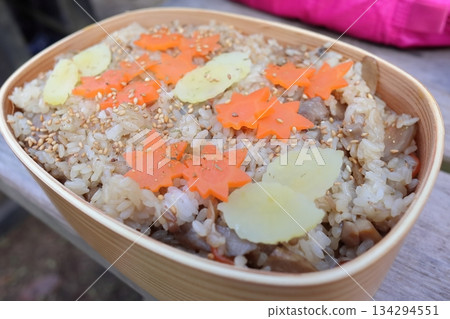 便當盒裡的煮飯便當 134294551