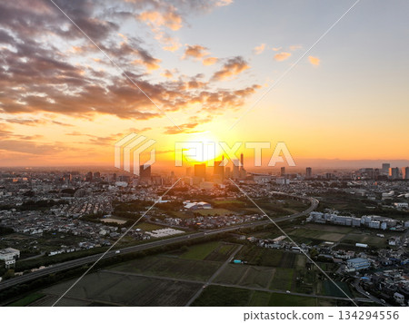 從埼玉縣美沼稻田和埼玉新都市中心俯瞰日落美景 134294556