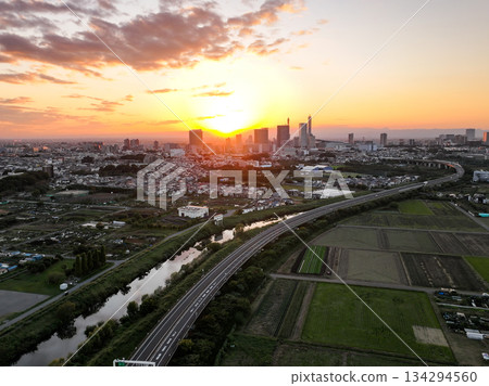 從埼玉縣美沼稻田和埼玉新都市中心俯瞰日落美景 134294560