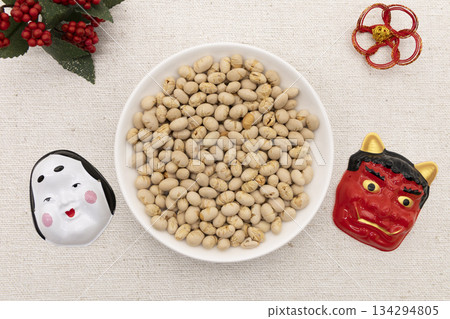 Roasted soybeans and red demon and Okame ornaments Image of Setsubun bean throwing 134294805