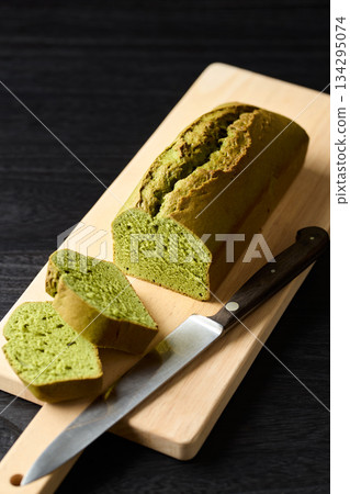 Cut matcha pound cake 134295074