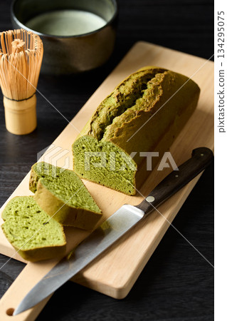 Cut matcha pound cake 134295075
