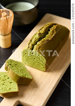 Cut matcha pound cake 134295078
